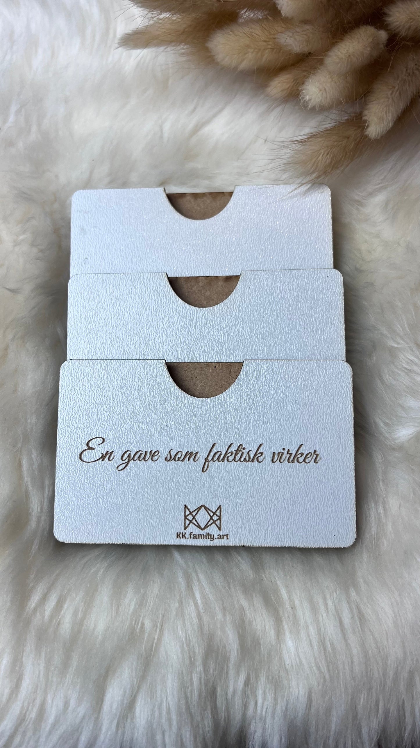 Håndlagde treetui Konfirmanten med gravert norsk sitat på treunderlag