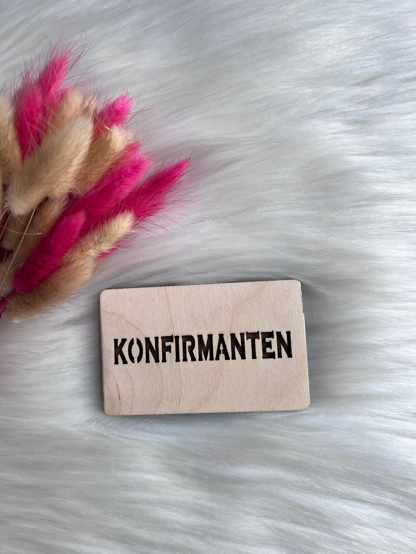 Håndlaget tre-etui Konfirmanten med gravert skilt på fluffy hvit overflate