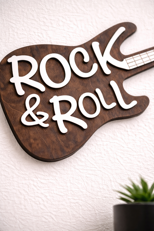 Dekorativ gitarformet veggdekor i tre med teksten Rock and Roll.