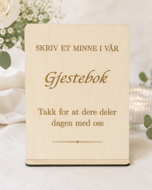 Dekorativt gjestebok skilt i tre med gravert tekst. Perfekt bordskilt til bryllup, konfirmasjon, dåp og jubileum. Håndlaget i Norge.