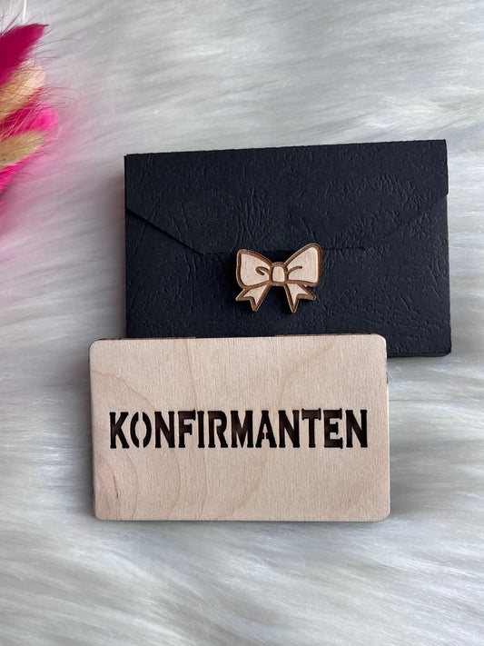 Håndlaget tre-etui Konfirmanten med tre-navneskilt og bue