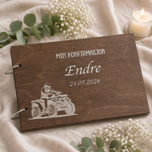 Eksklusiv konfirmasjonsbok i tre med personlig gravering og ATV-motiv. Elegant produktfoto med naturlig lys, blomsterdetaljer og uskarp konfirmant i bakgrunnen.