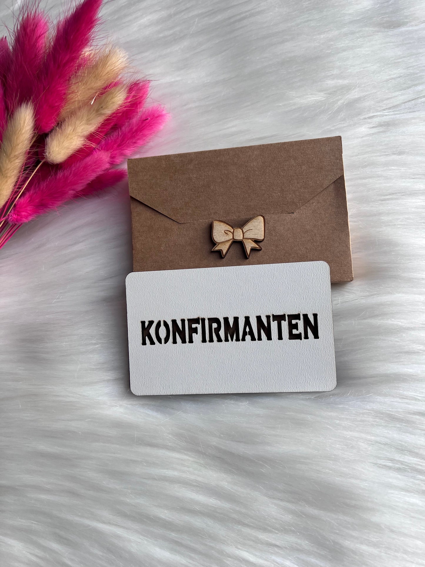 Håndlaget tre-etui KONFIRMANTEN med trebuehalskjede og konfirmantanheng