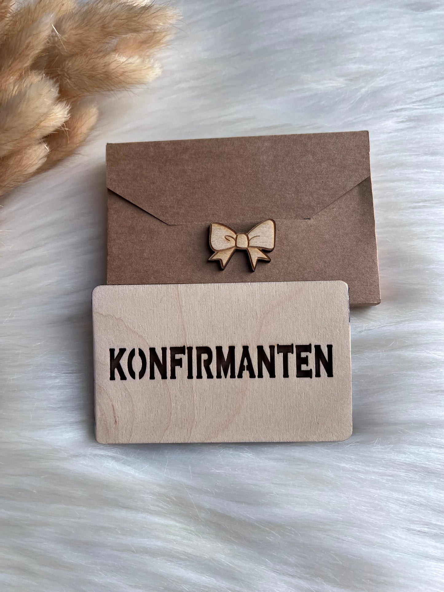 Håndlaget tre-etui med gravert Konfirmanten og bueformet nål