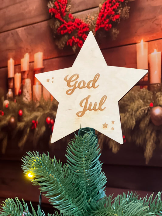 Håndlaget trestjerne med teksten “God Jul” – naturlig juledekorasjon fra KK Family Art.