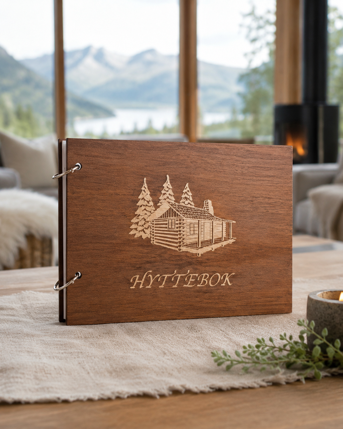 Hyttebok med gravert fjellmotiv og nordisk uttrykk i brun farge