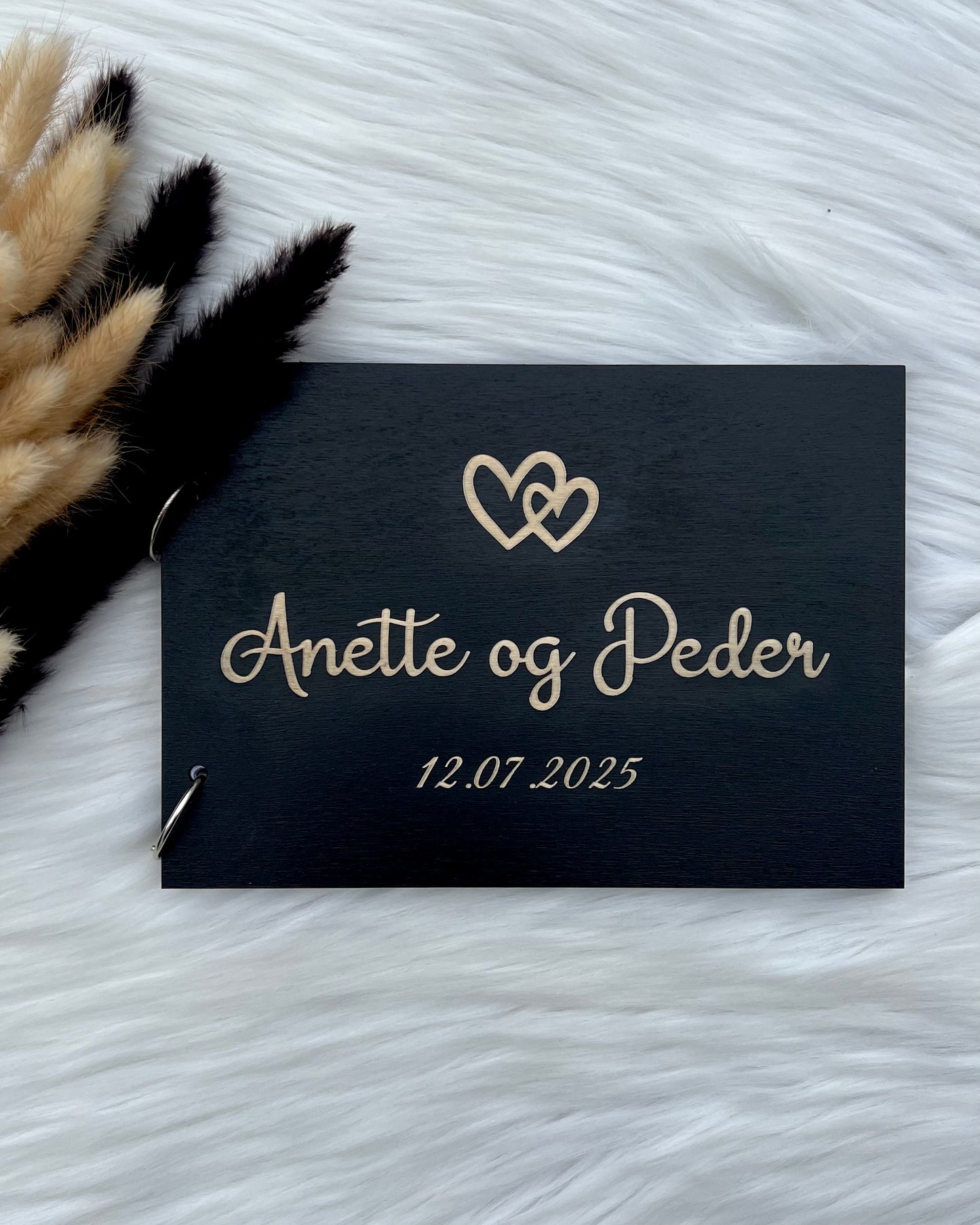 Gjestebok med gravert hjerter