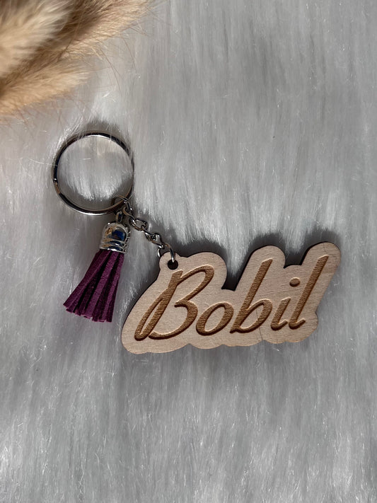 Nøkkelring i tre  med gravering - "BOBIL"