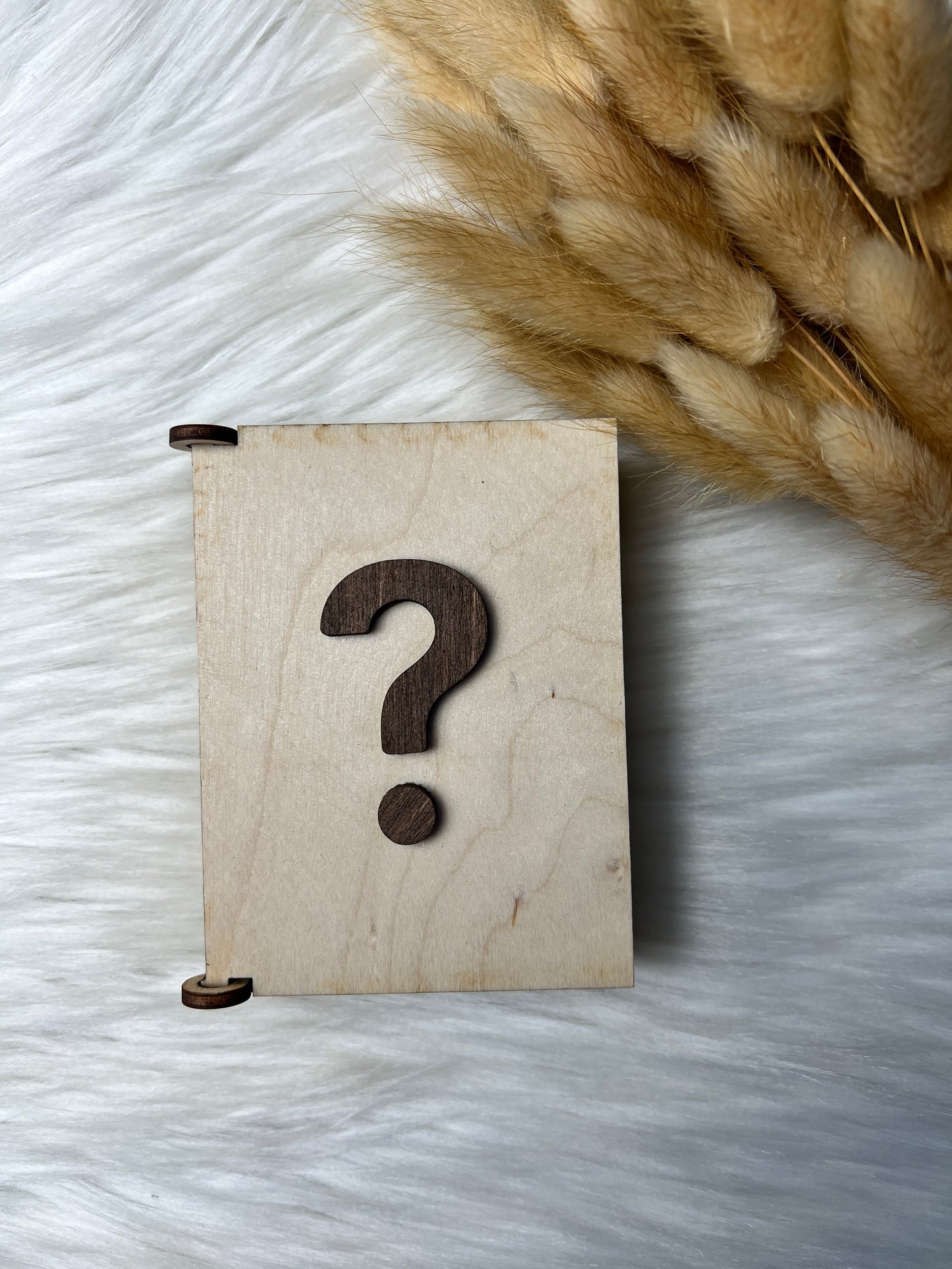 Håndlaget treboks med spillkort