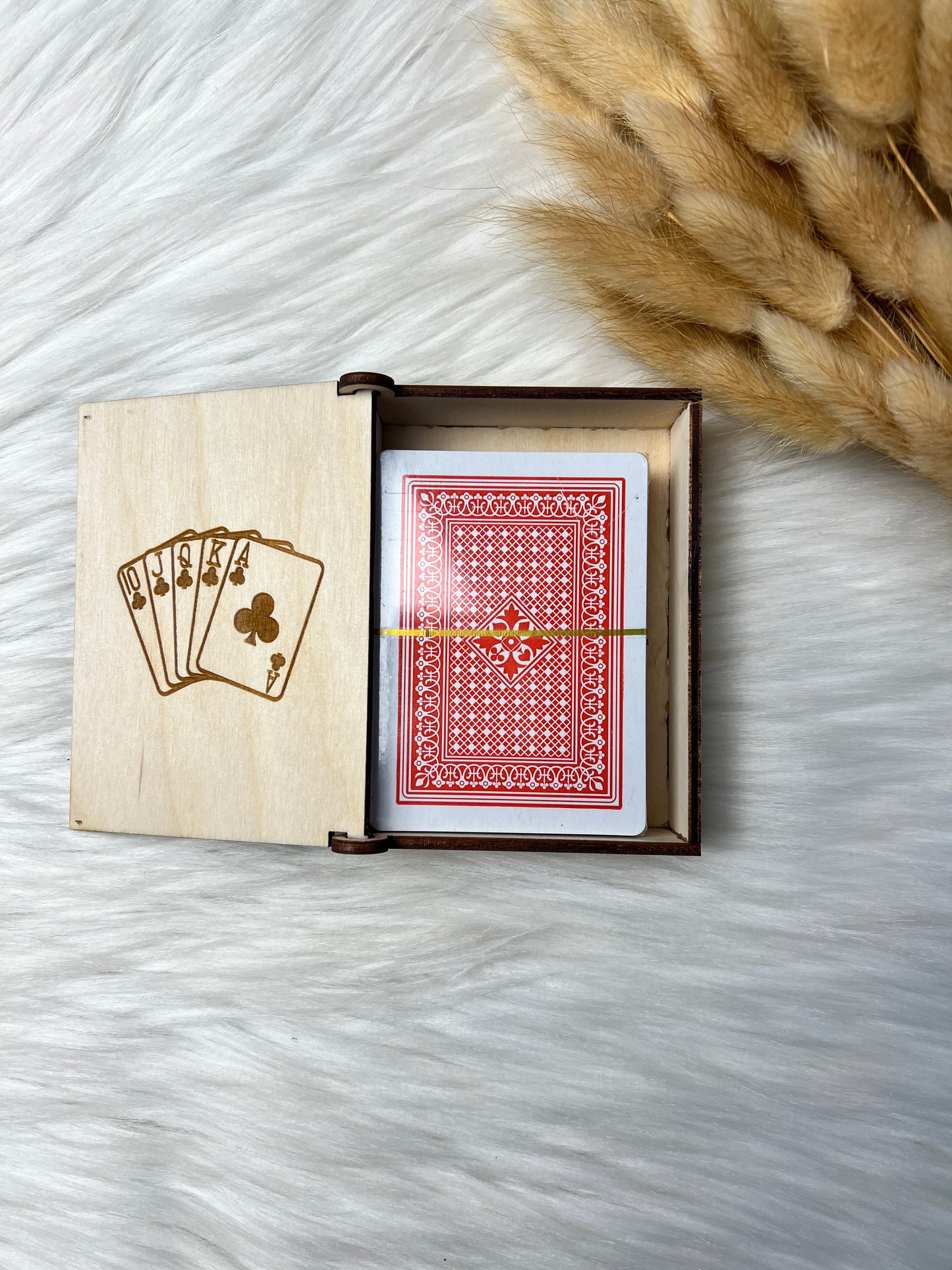 Håndlaget treboks med spillkort