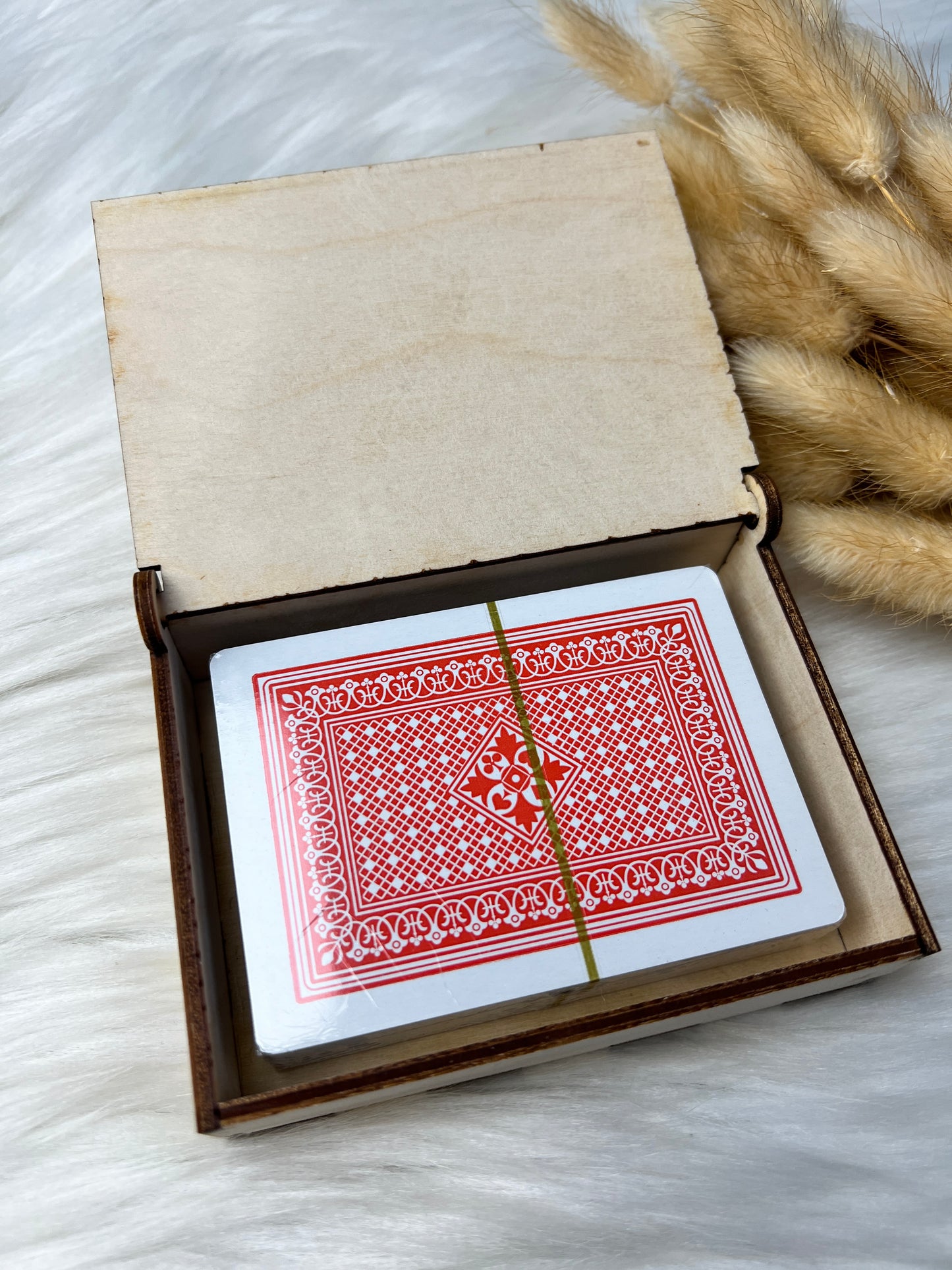 Håndlaget treboks med spillkort STRANDA