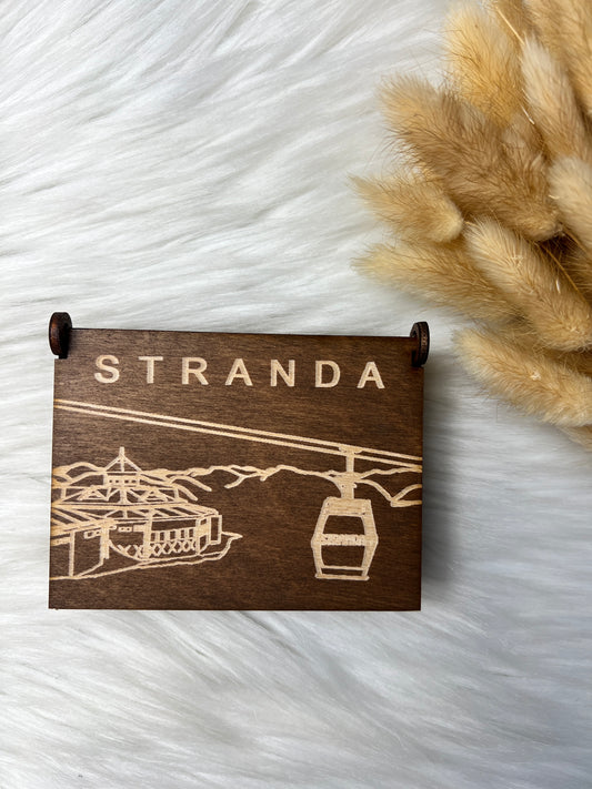 Håndlaget treboks med spillkort STRANDA