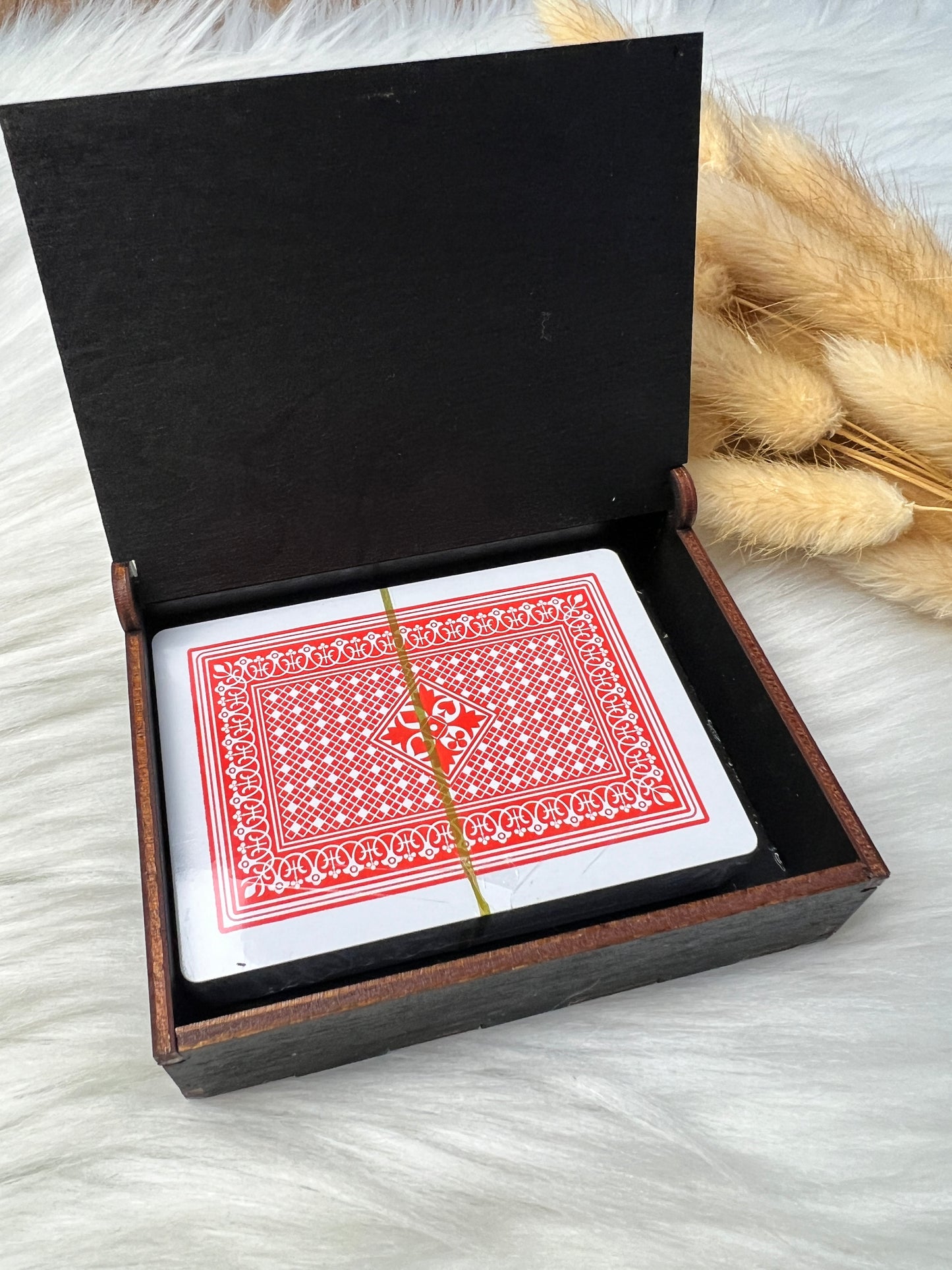 Håndlaget treboks med spillkort STRANDA