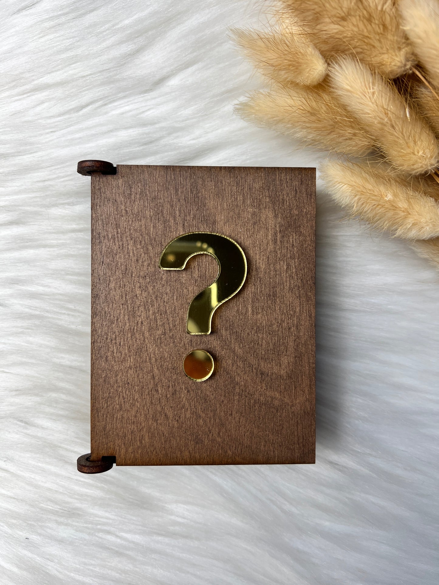 Håndlaget treboks med spillkort