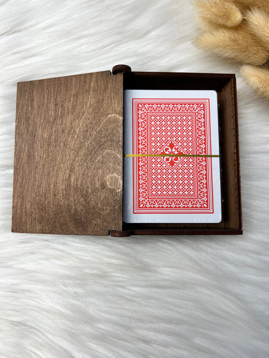 Håndlaget treboks med spillkort