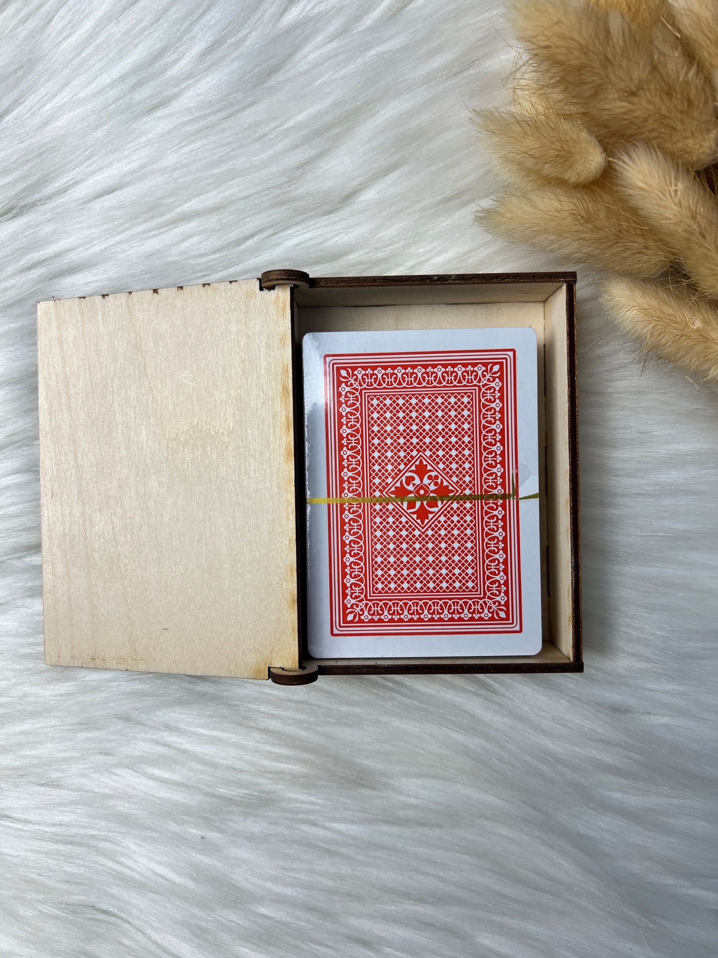 Håndlaget treboks med spillkort (d3)