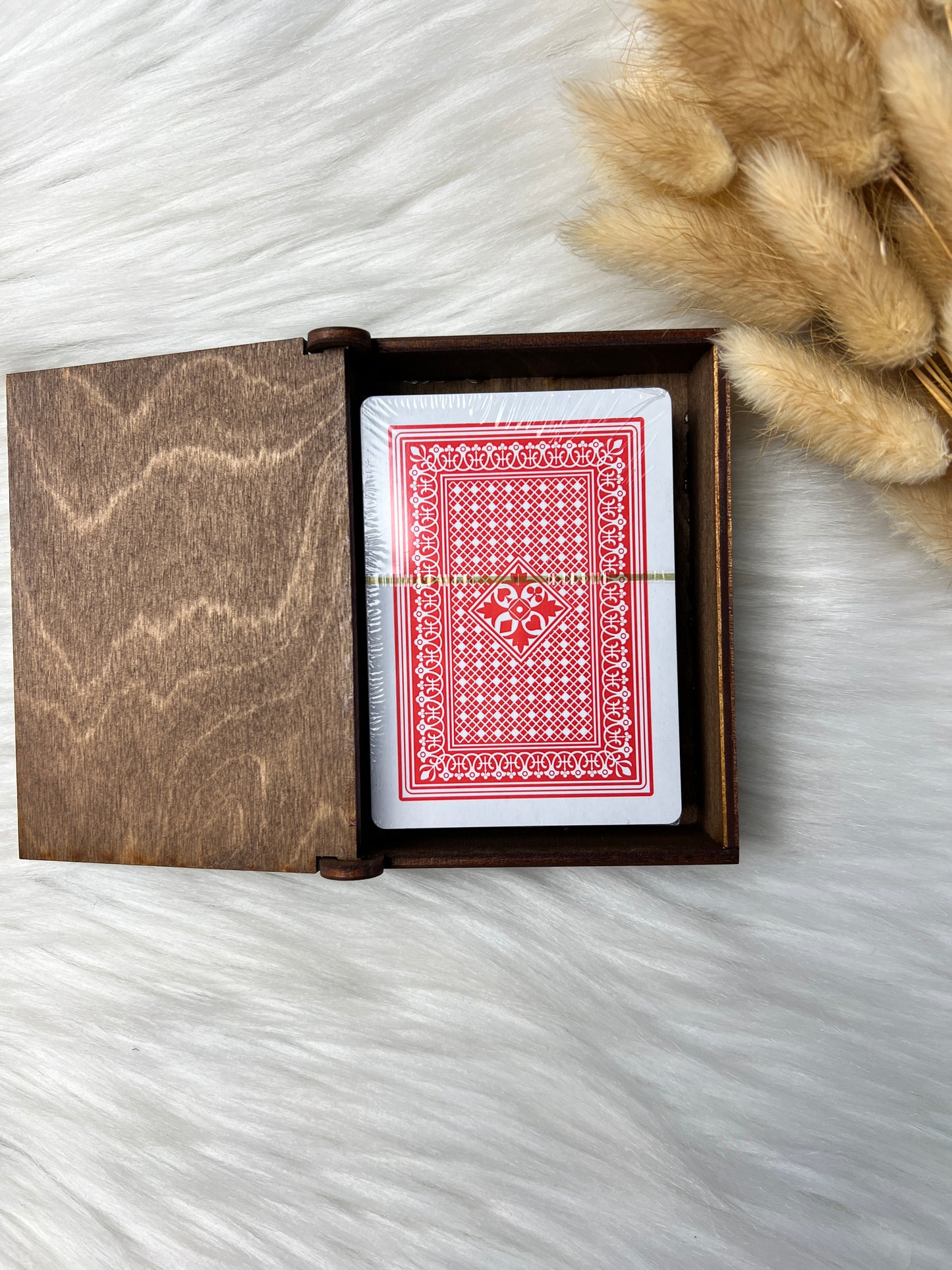 Håndlaget treboks med spillkort (d3)