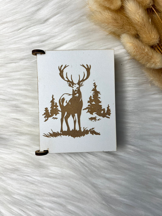 Håndlaget treboks med spillkort (d3)