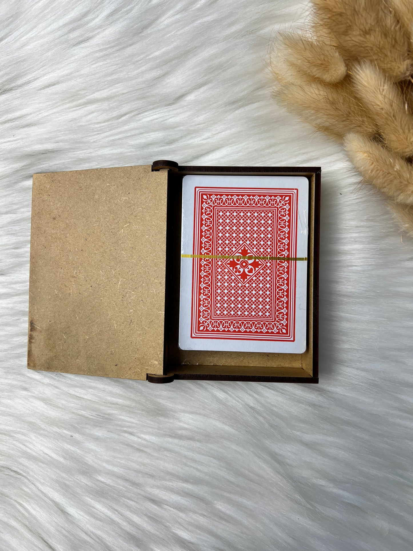 Håndlaget treboks med spillkort (d3)