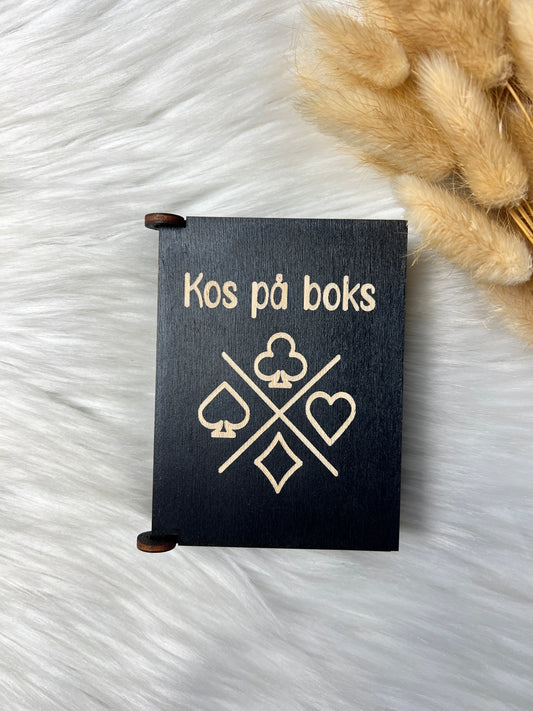 Håndlaget treboks med spillkort (d2)