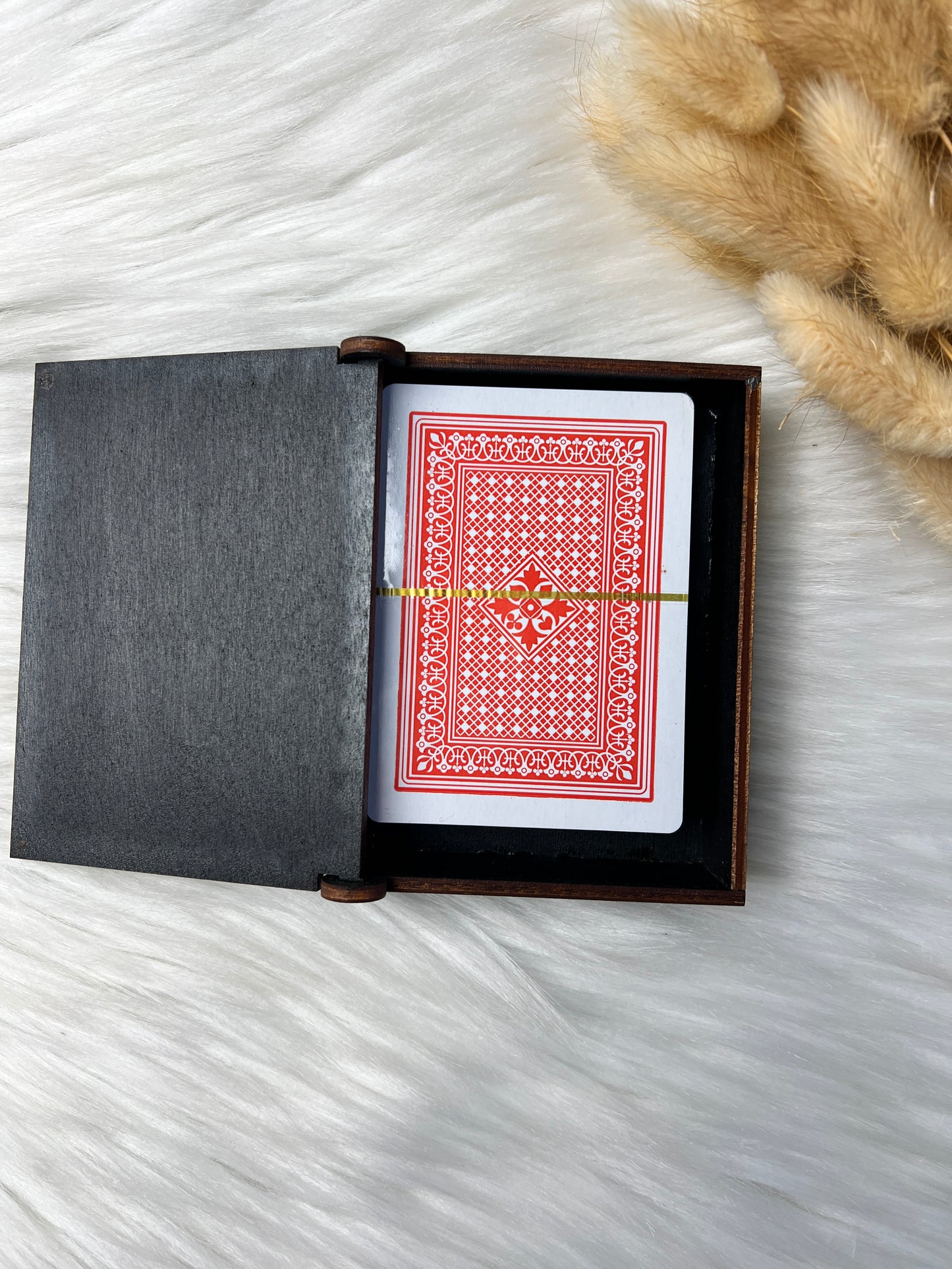 Håndlaget treboks med spillkort (d3)