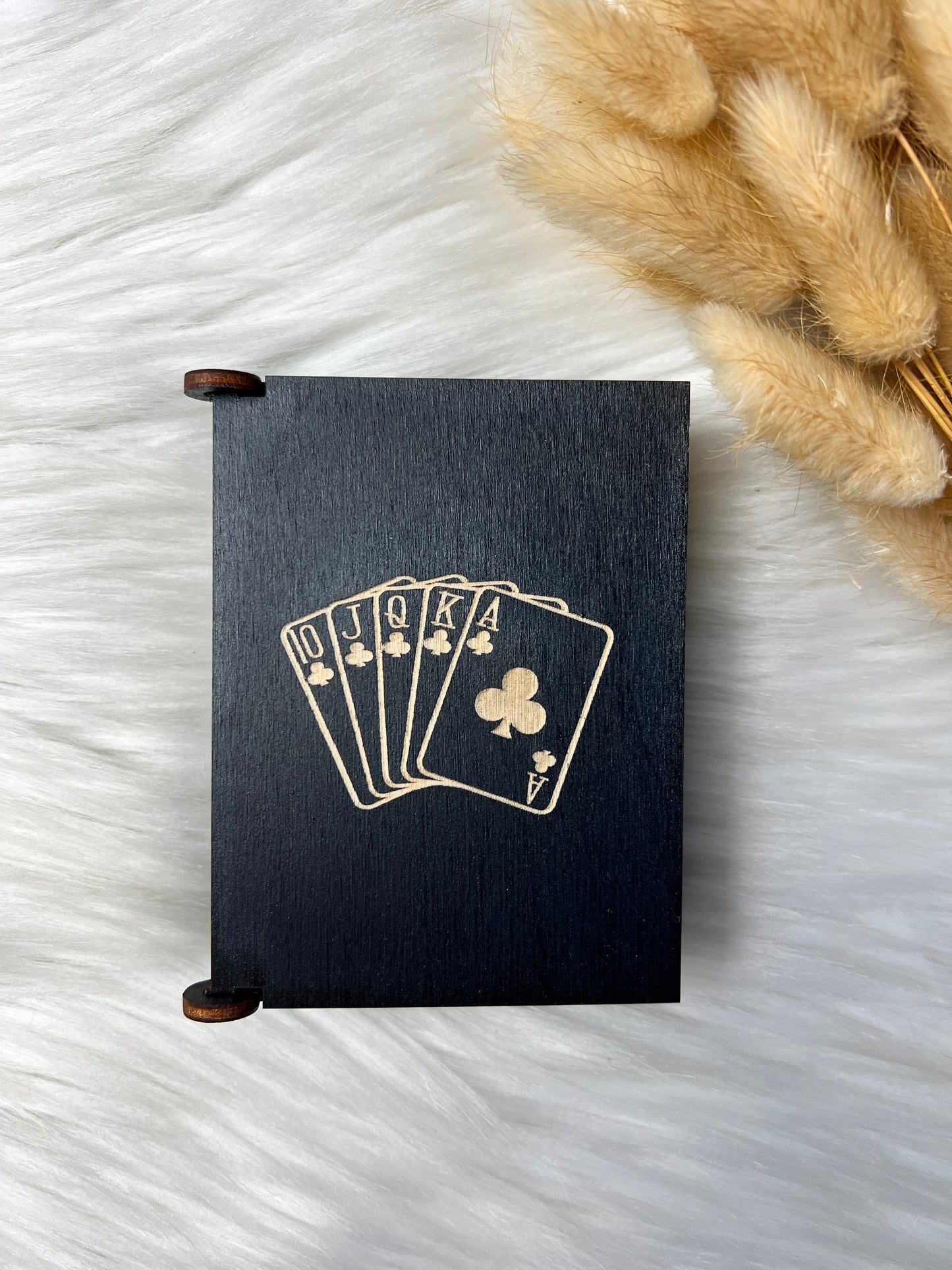 Håndlaget treboks med spillkort (d1)