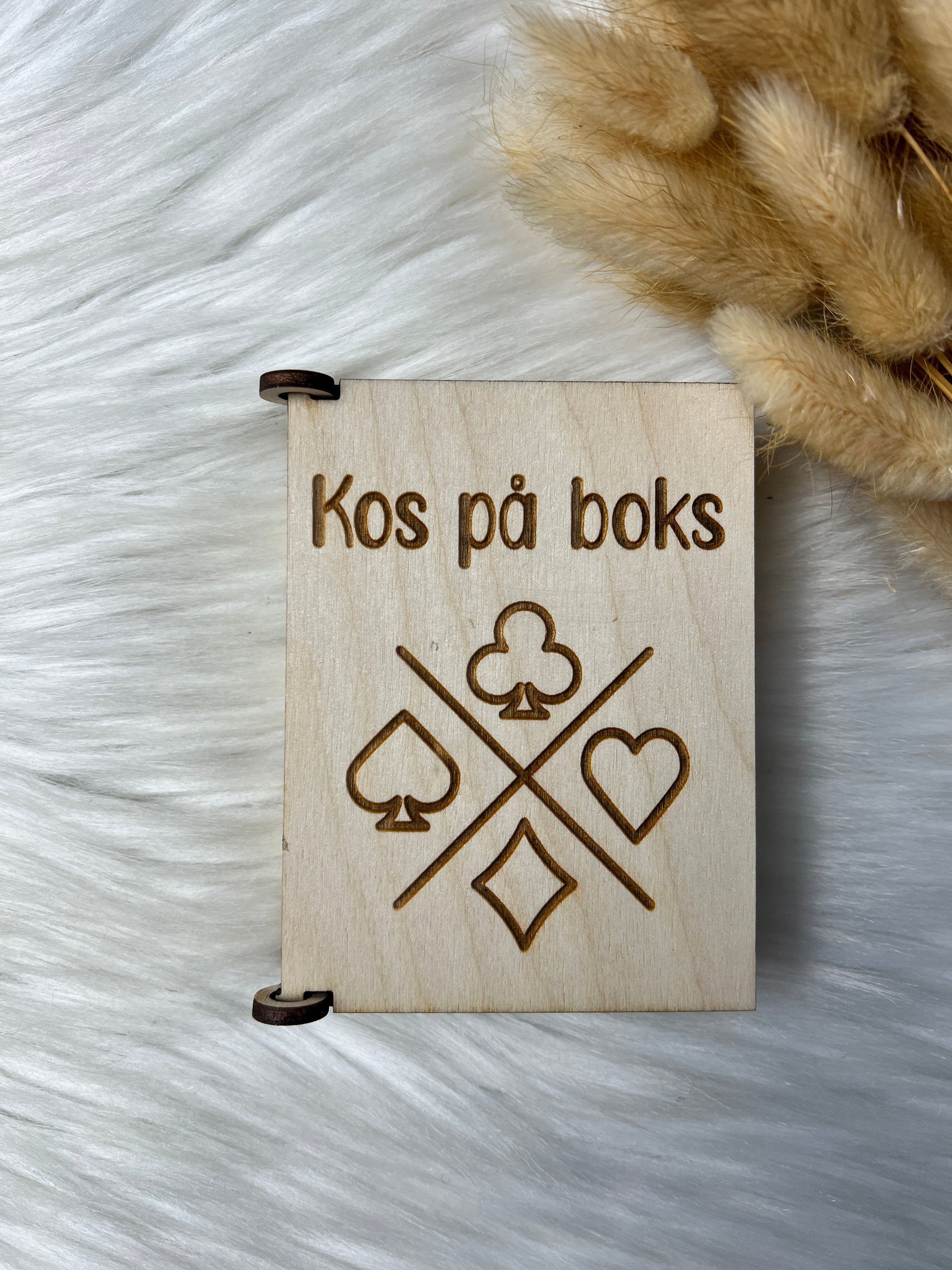 Håndlaget treboks med spillkort (d2) KK FAMILY ART