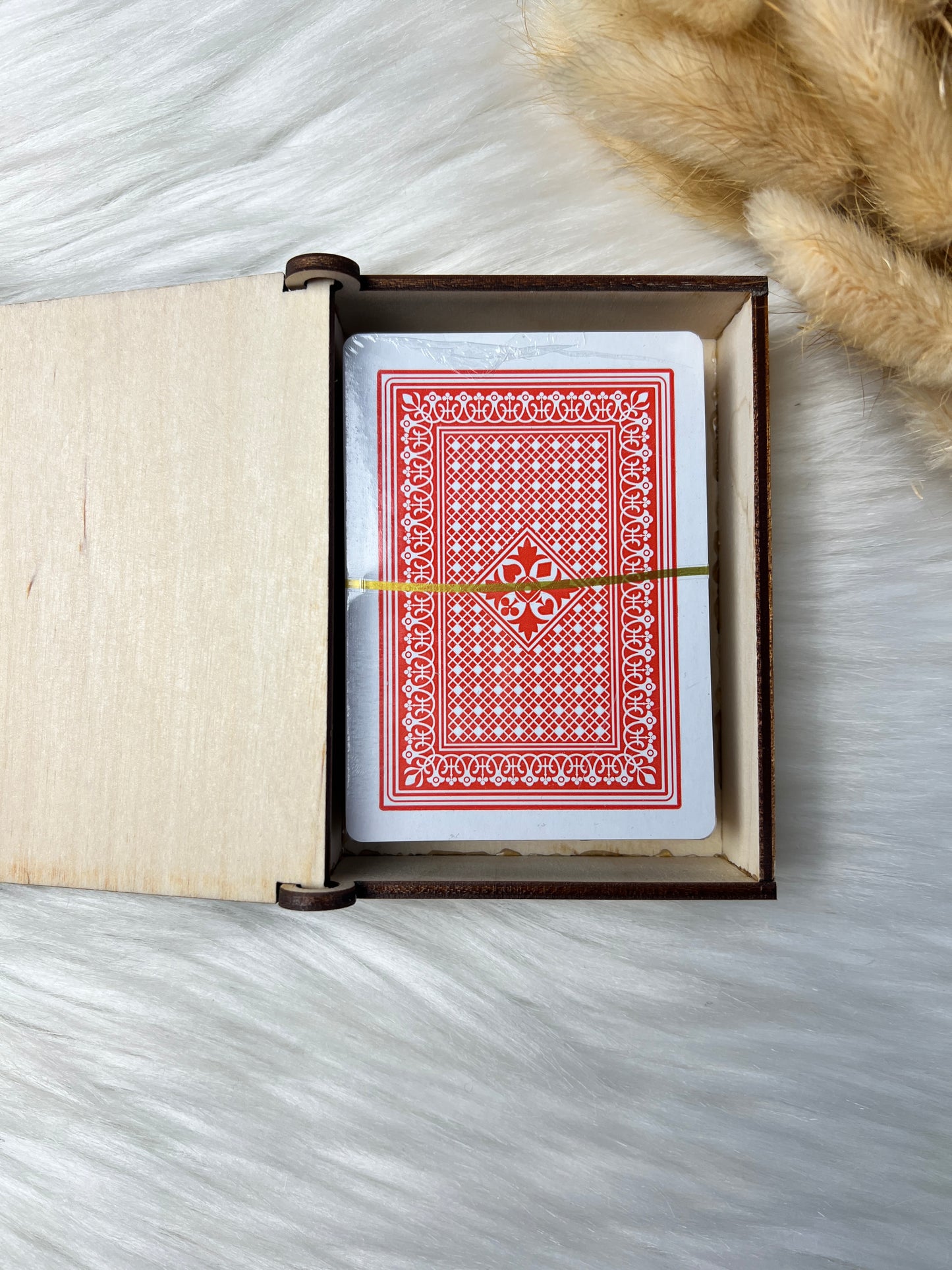 Håndlaget treboks med spillkort (d2)