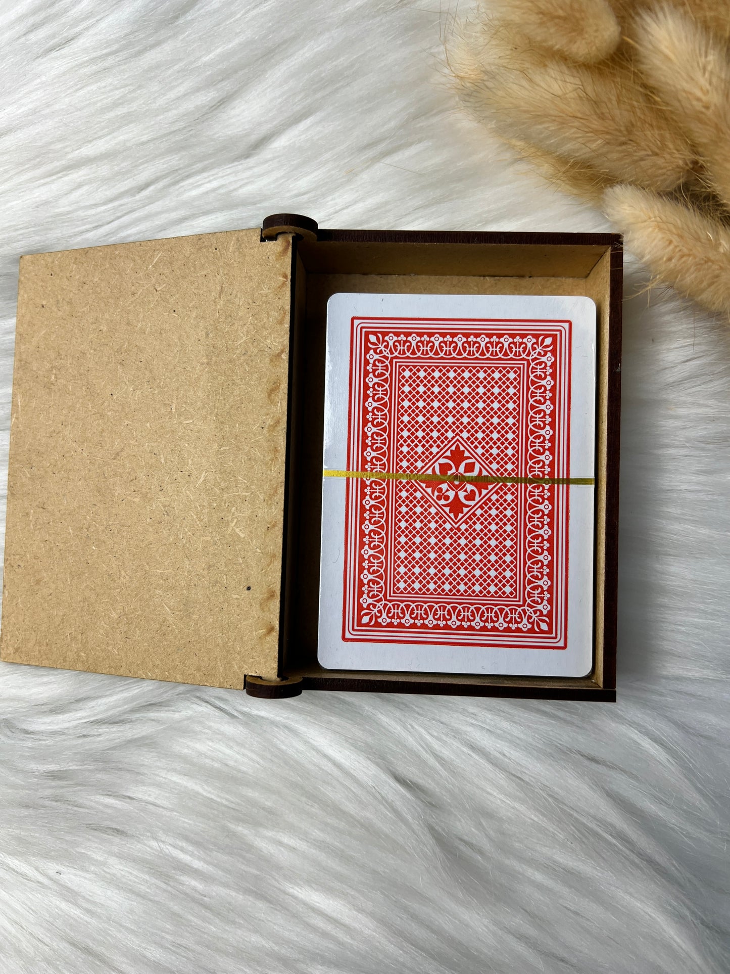 Håndlaget treboks med spillkort (d1)