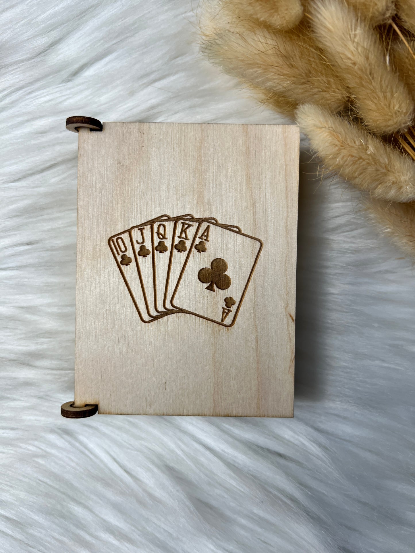 Håndlaget treboks med spillkort (d1)