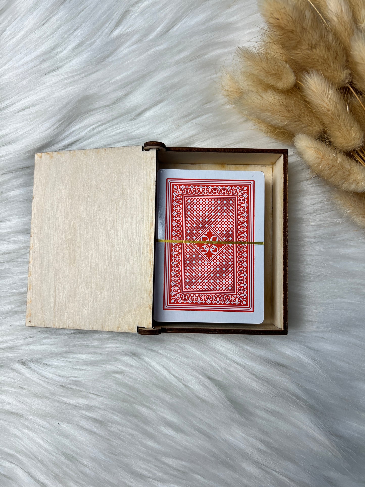 Håndlaget treboks med spillkort (d1)