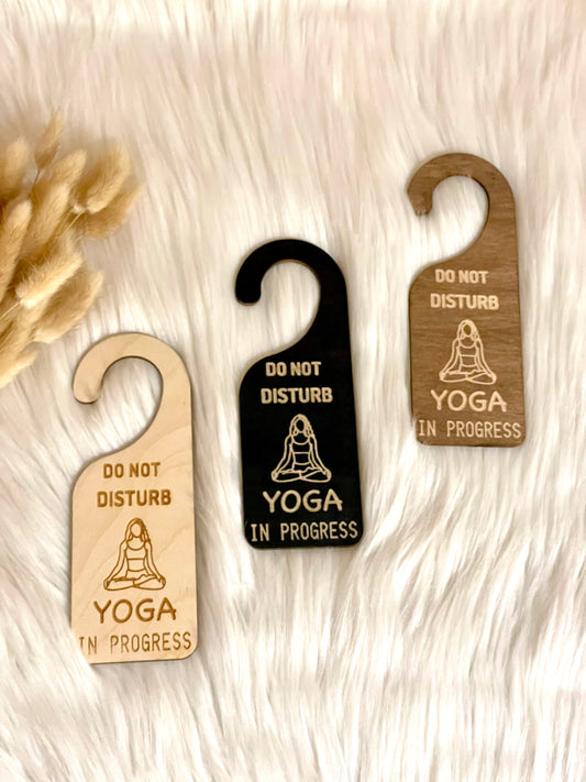 Skilt Do Not Disturb – Yoga in Progress