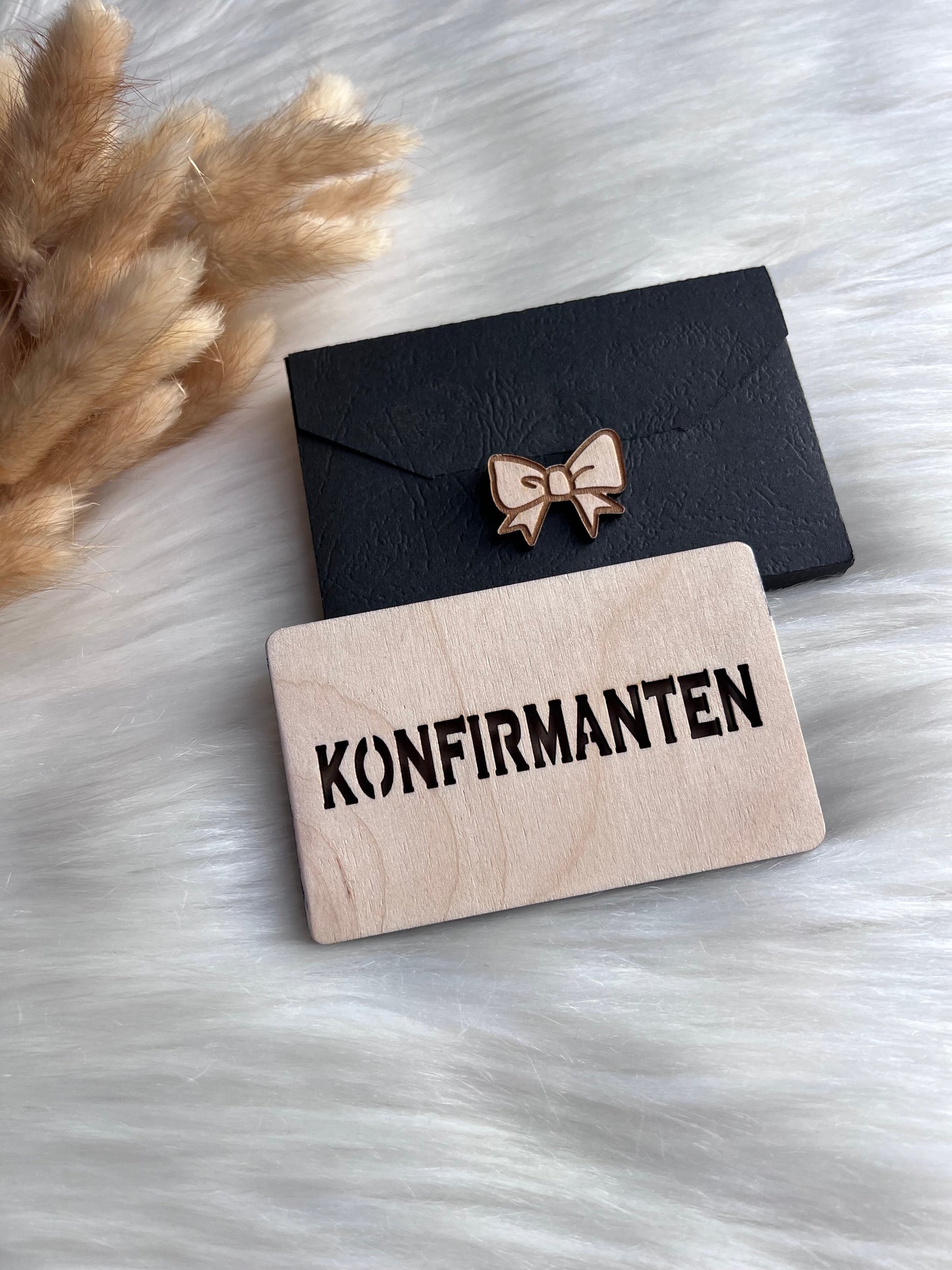 Håndlaget tre-etui Konfirmanten med svart lærkonvolutt, gullbue og tekst