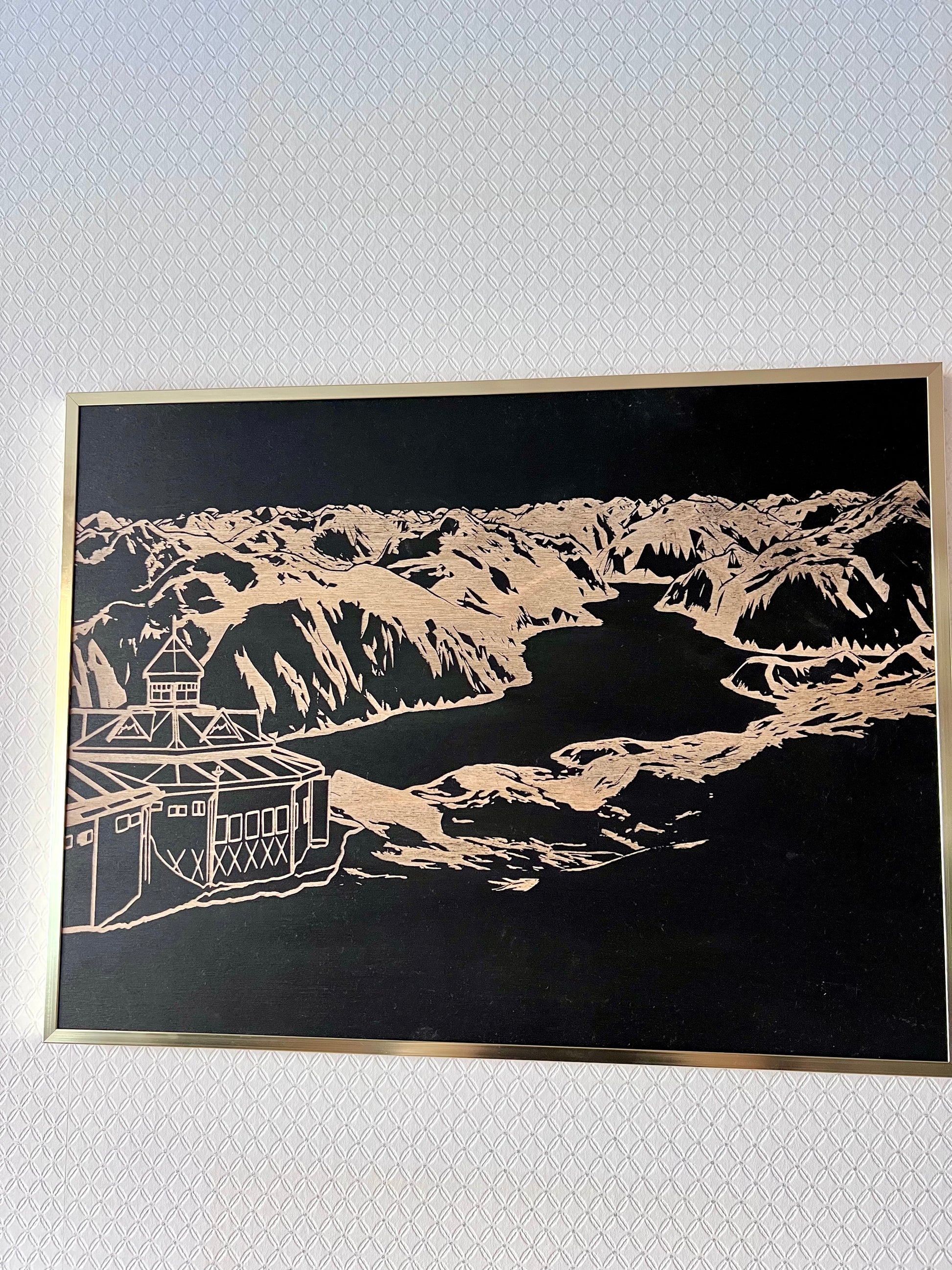 Stemningsfullt lasergravert bilde i tre som viser Paviljong Roalden med panoramautsikt over Storfjorden og Sunnmørsalpane. Perfekt for deg som liker norsk natur og ønsker ein unik dekorasjon i heimen eller på hytta.Stemningsfullt lasergravert bilde i tre som viser Paviljong Roalden med panoramautsikt over Storfjorden og Sunnmørsalpane. Perfekt for deg som liker norsk natur og ønsker ein unik dekorasjon i heimen eller på hytta.