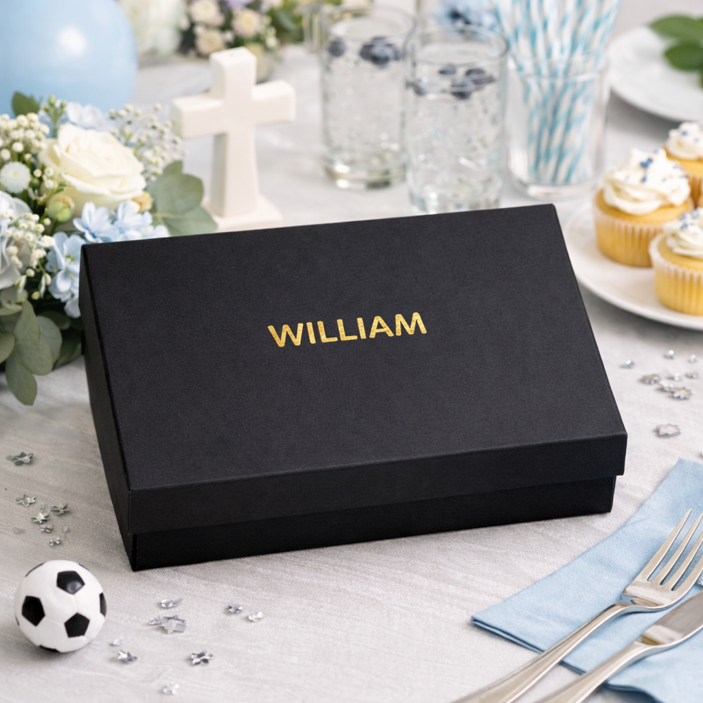 Personaliserbar sort gaveeske i A4-format. Tilpass med navn, dato og tekst. Perfekt til bryllup og konfirmasjon.