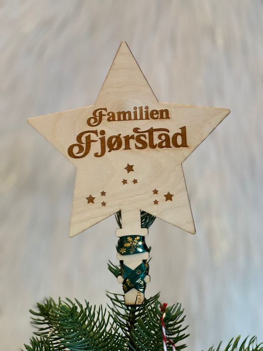 Personlig håndlaget trestjerne med inngravert navn – vakker juledekorasjon fra KK Family Art.
