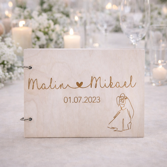 gjestebok bryllup i tre med gravert brudepar