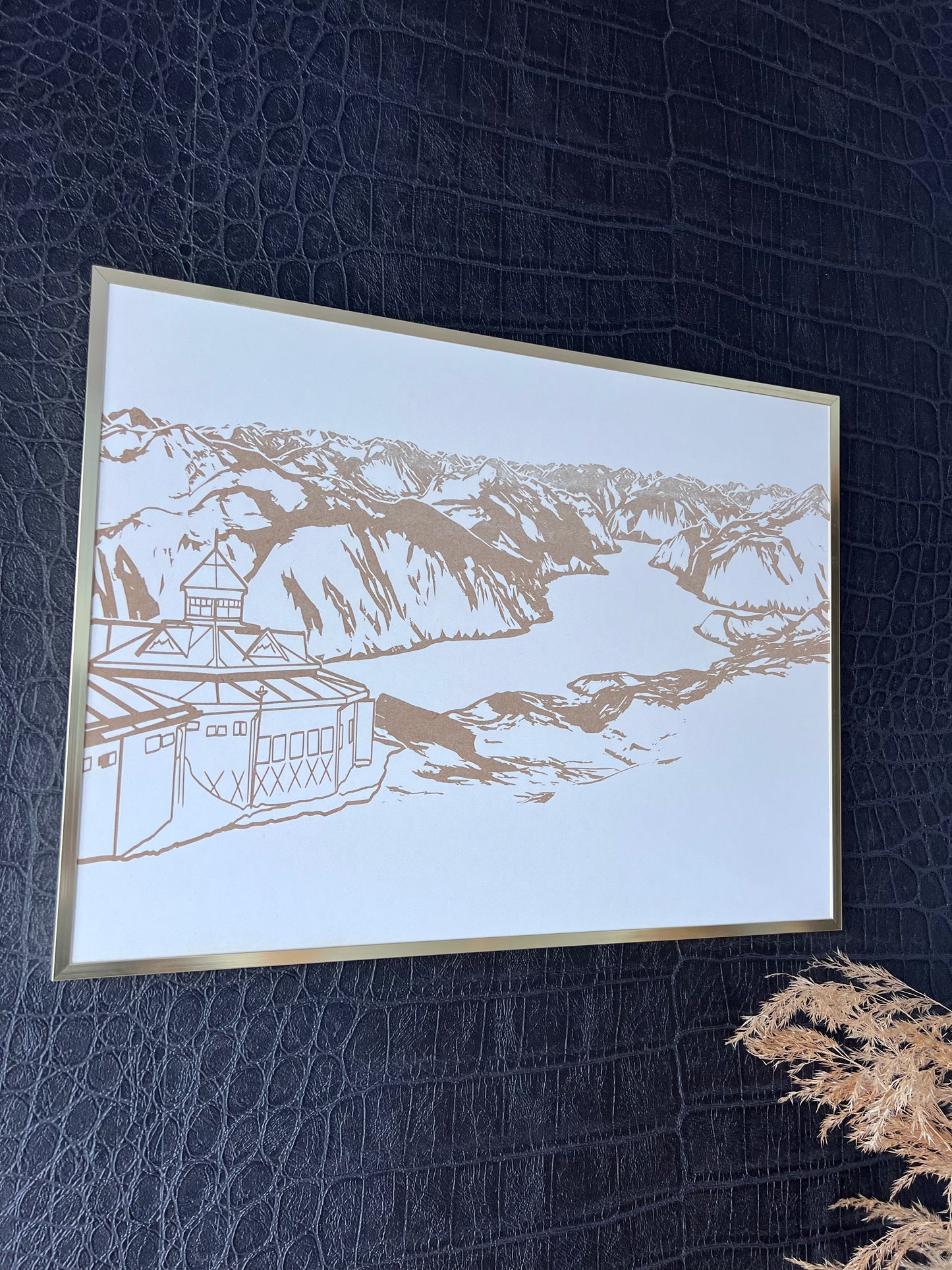 Lasergravert trebildet av Paviljong Roalden med utsikt over Storfjorden og Sunnmørsalpane, i gyllen aluminiumsramme.