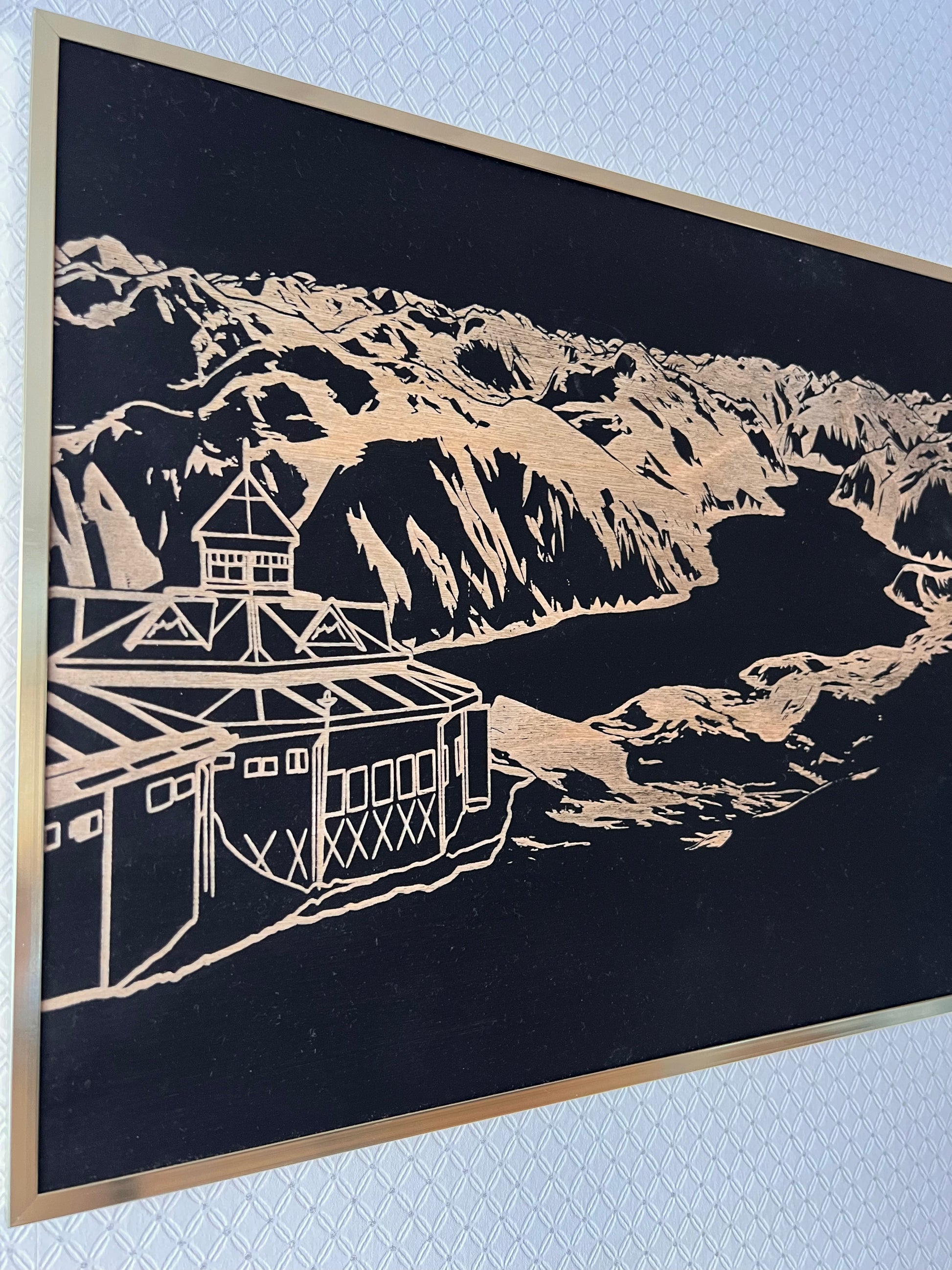 Lasergravert trebildet av Paviljong Roalden med utsikt over Storfjorden og Sunnmørsalpane, i gyllen aluminiumsramme.