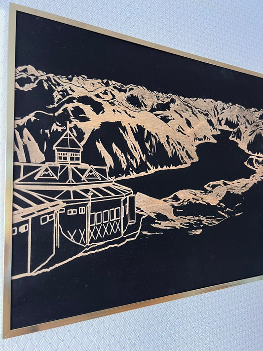 Lasergravert trebildet av Paviljong Roalden med utsikt over Storfjorden og Sunnmørsalpane, i gyllen aluminiumsramme.