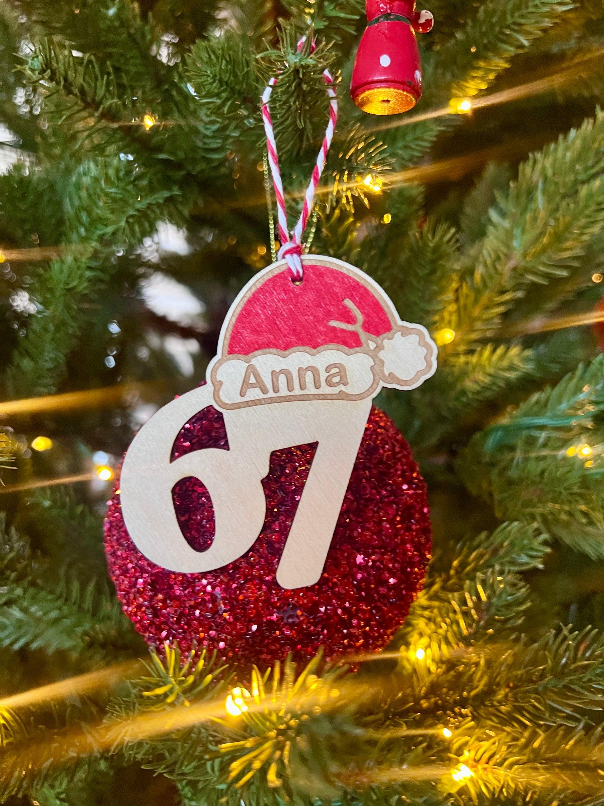 Ungdommelig julekule “67” – håndmalt rød kule med nisselue.