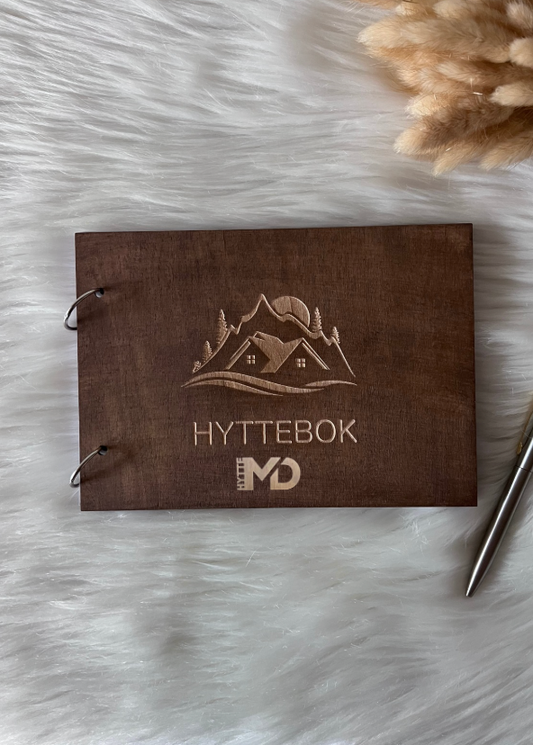 Eksklusiv hyttebok med navn og logo (d2)