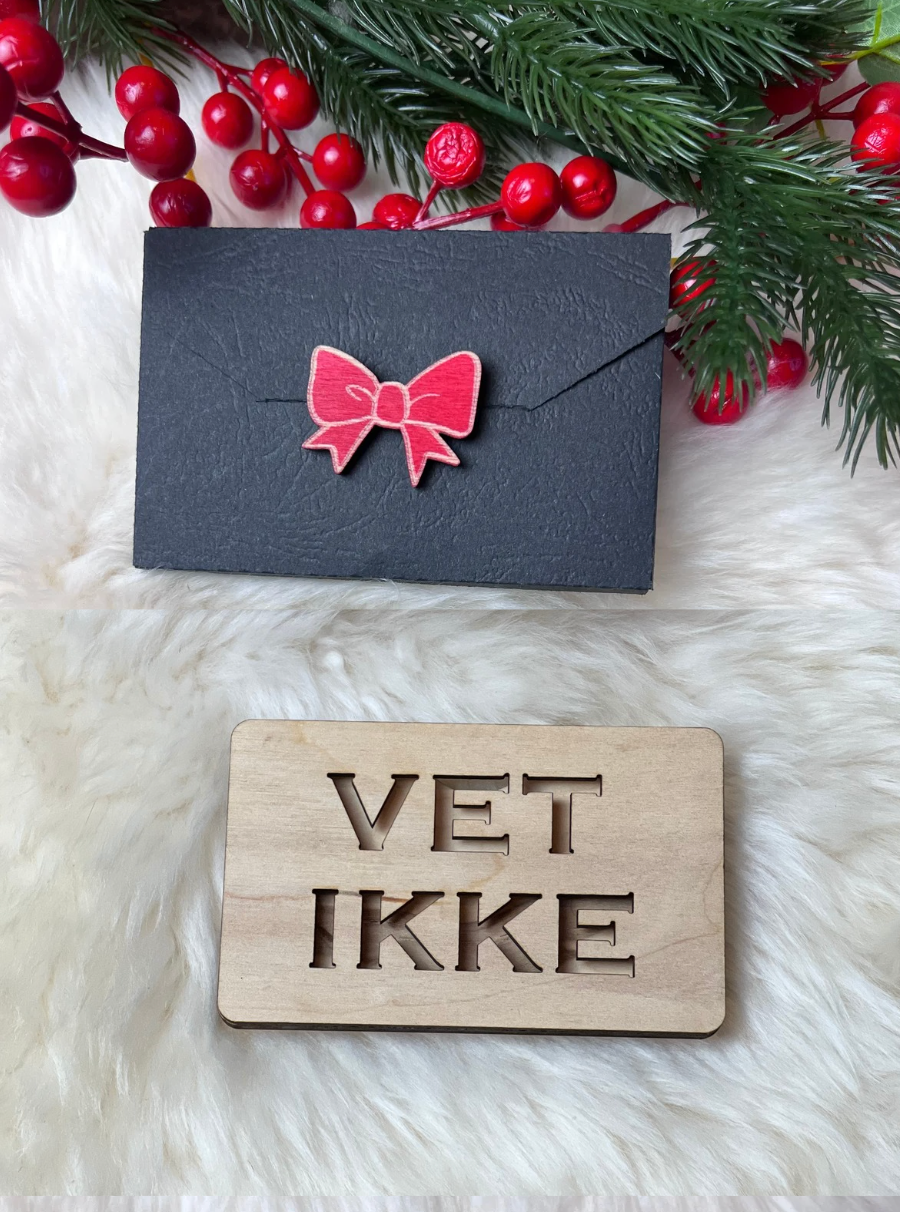 Håndlaget tre-etui for gavekort eller kontant VET IKKE KK FAMILY ART