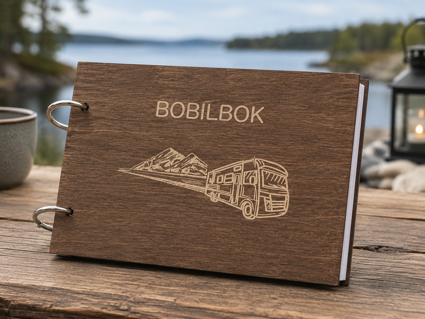 Bobilbok i brun trevariant med gravert motiv som gave til bobileier