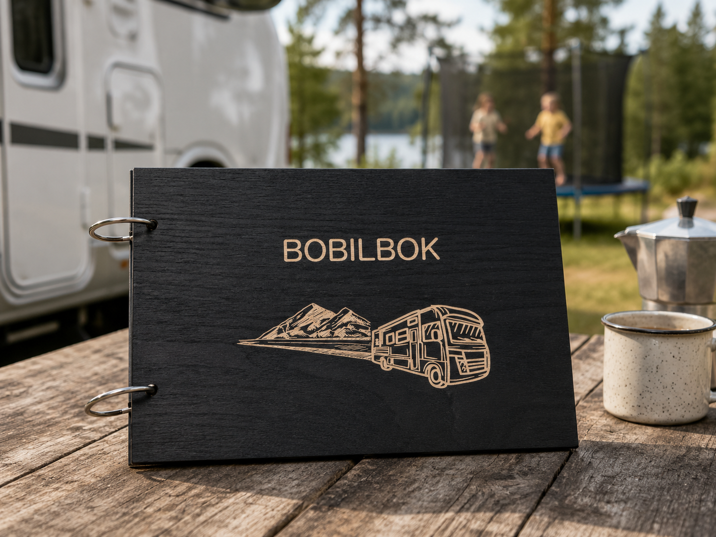Gave til bobileier med bobilbok i svart tre og gravert fjellmotiv