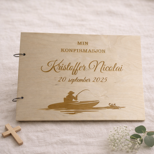 Personlig gjestebok til konfirmasjon i tre med gravert fisk, fiskekrok og konfirmantens navn.