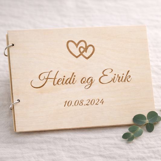 romantisk gjestebok bryllup i tre med gravert navn  kk family art