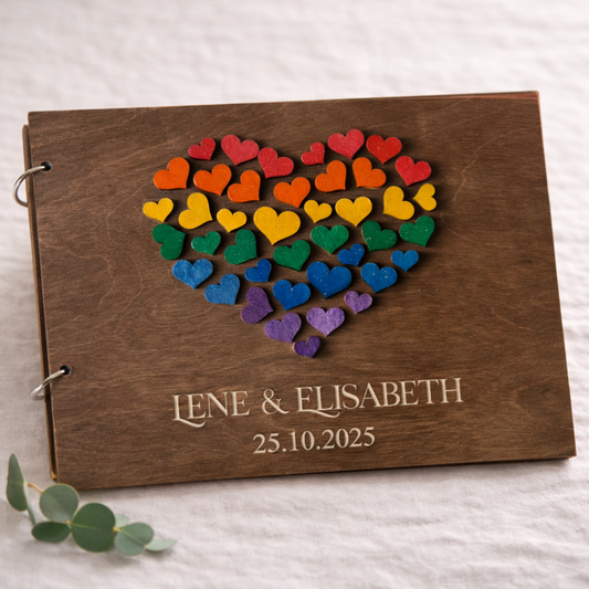 gjestebok bryllup i tre med regnbuehjerte