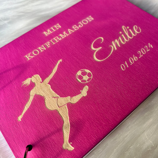Konfirmasjonsbok i tre med fotball/gaming design jente 