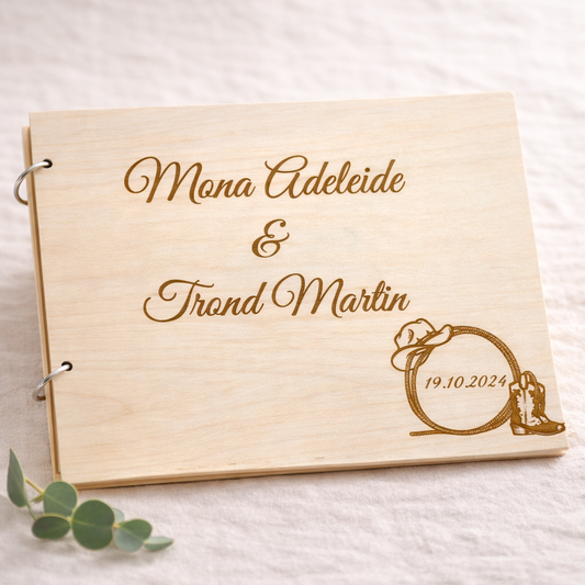 cowboy bryllup gjestebok i tre med gravert navn KK FAMILY ART